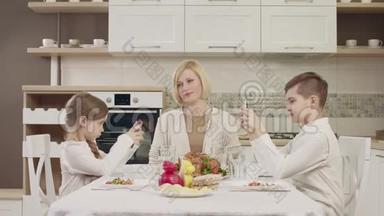 妈妈在家庭聚餐时和孩子们在桌边交流